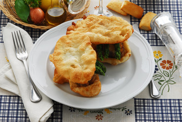 Palombo in crosta di pasta sfoglia e asparagi - Antipasti