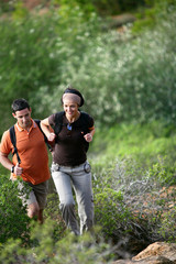 Homme et femme en randonnée marchant avec sac à dos