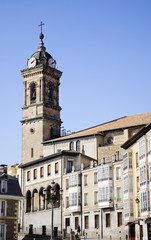 Fototapeta na wymiar Cuesta i Kościół San Vicente w Vitoria