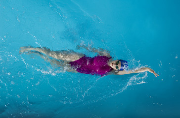Fototapeta premium Pływak w stylu grzbietowym