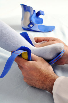 Kind mit Orthese Beinschiene