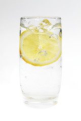 Glas Wasser mit Zitrone