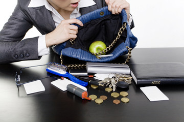 frau sucht in handtasche