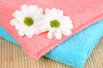 Obraz na płótnie Canvas Ręczniki i kwiaty kolor