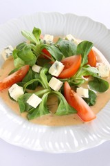 Feldsalat mit Tomaten und Blauschimmelkäse