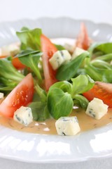 Feldsalat mit Tomaten und Blauschimmelkäse