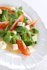 Feldsalat mit Tomaten und Blauschimmelkäse