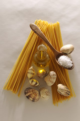Fototapeta Spaghetti crudi con vongole olio d oliva e sale grosso obraz