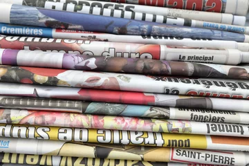Photo sur Aluminium Journaux une pile de journaux à recycler