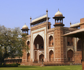 Fototapeta na wymiar Widok z boku wejście do Taj Mahal w Agrze w Indiach