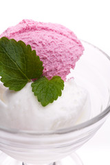 Ausschnitt von violett weißem Eisbecher