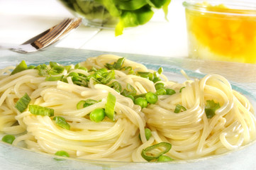Spagetthi mit Erbsen und Frühlingszwiebeln