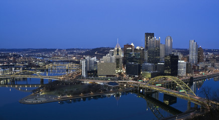 Fototapeta na wymiar Noc w Pittsburgh