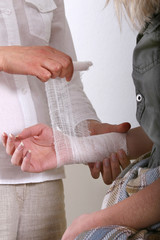 applying bandage for the underarm