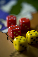 Dadi colorati per gioco società