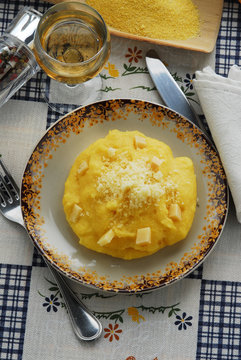 Polenta gialla condita con latteria fresco e stagionato