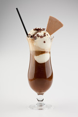 Eiskaffee in schönem Glas mit Waffel und Strohhalm - 13087188