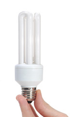 dita che reggono lampada a risparmio energetico su sfondo bianco
