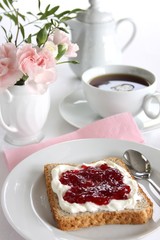 Frühstück Toast mit Marmelade und Tee