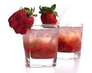 2 Cocktails mit Erdbeeren nebeneinander