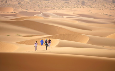 Groupe de randonneurs dans le désert - 13090358