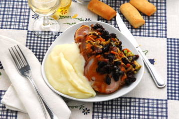 Arrotolato di maiale alle prugne con purè