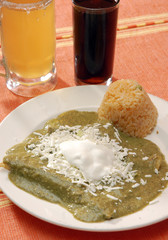 Enchiladas de mole verde con arroz. México