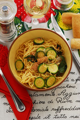 Tagliolini al tonno cipolle e zucchine - Primi piatti