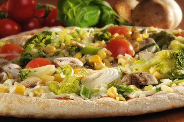 Pizza vegetarisch belegt