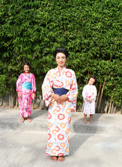 Obraz premium Family dressed in kimono.