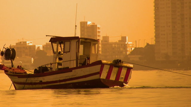 Barca de pesca al amanecer