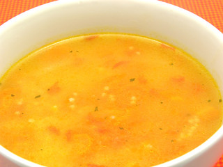 Nahaufnahme einer Karottensuppe mit Hirse