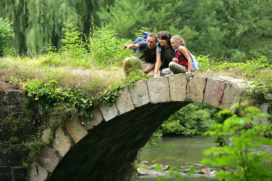 famille de randonneurs sur un pont