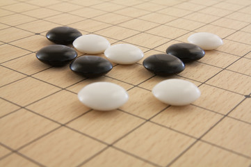 Schwarze und wei&szlig;e Go-Steine auf Brett
