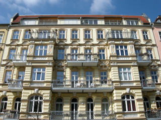 Fototapeta na wymiar Stary budynek w dzielnicy Berlina Kollwitz