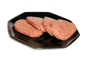 steack haché cru dans une assiette