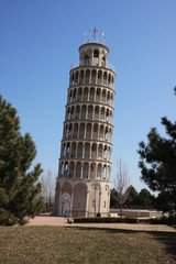 Fototapeta na wymiar Krzywa Wieża w Ameryce, w Niles, Illinois