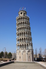 Fototapeta na wymiar Krzywa wieża w Ameryce, w Niles, Illinois
