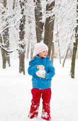 Fototapeta na wymiar Girl in winter park