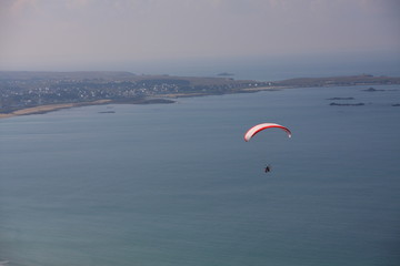 paramoteur au-dessus de la mer