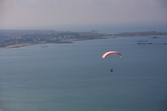 paramoteur au-dessus de la mer