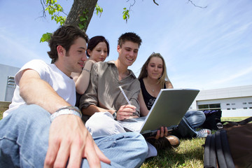 groupe d'étudiants avec un ordinateur portable