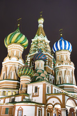 Fototapeta na wymiar Nocny widok Bazyli Najświętszej na Placu Czerwonym w Moskwie Russi
