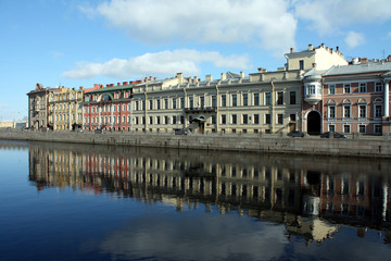 Fototapeta na wymiar Stare domy wzdłuż kanału