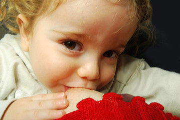 bébé allaité souriant
