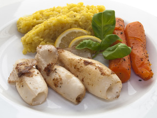 Tintenfischtuben mit Karotten und Reis