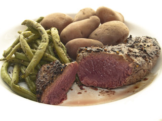 Steak mit Bohnen und Kartoffeln