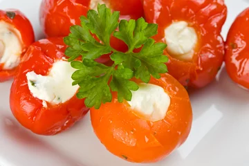 Fototapete Vorspeise gefüllte Tomaten auf einem weißen Teller