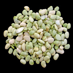 des fèves fraîches écossées sur un fond noir