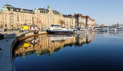 Fototapeta na wymiar Refleksje na rzece Sztokholm - Szwecja